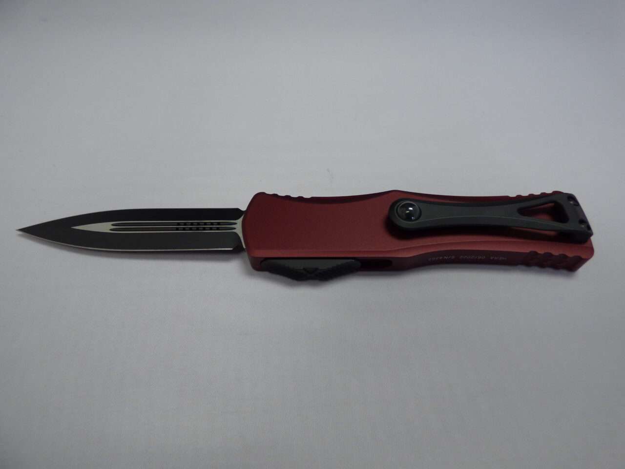 MICROTECH HERA DOUBLE EDGE MERLOT STANDARD BLADE OUT LOGO SIDE