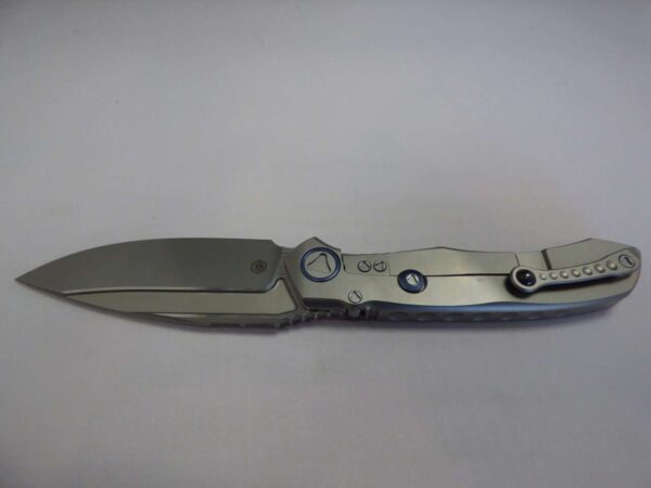 MICROTECH ANAX SINGLE EDGED TITANIUM HANDLE BEAD BLAST STANDARD BLUE TITANIUM PIVOT COLLAR CARBON FIBER INLAY EDGE UP