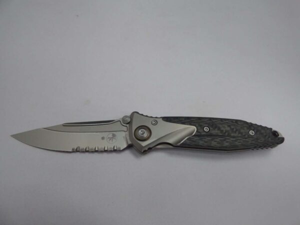 MICROTECH KNIVES SOCOM BRAVO MINI SINGLE EDGE TITANIUM HANDLE BEAD BLAST PARTIAL SERRATED BRONZE TITANIUM PIVOT COLLAR CARBON FIBER SCALES LABEL