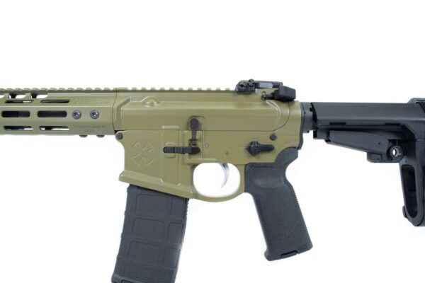 NOVESKE 10.5″ GEN 4 SHORTY 5.56 STAINLESS PISTOL BAZOOKA GREEN LEFT SIDE VIEW RECEIVER CLOSE UP