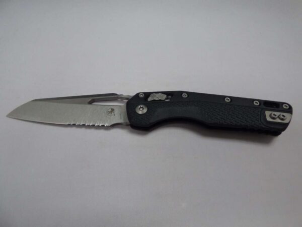MICROTECH MSI SINGLE EDGE TRI-GRIP POLYMER BLACK STONEWASH PARTIAL SERRATED EDGE UP