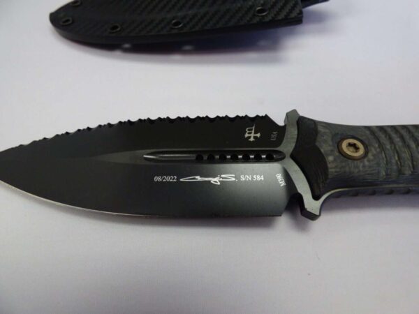 MICROTECH SBD DOUBLE EDGE SIGNATURE SERIES CARBON FIBER HANDLE DLC FULL SERRATED SIGNATURE BLADE CLOSE UP