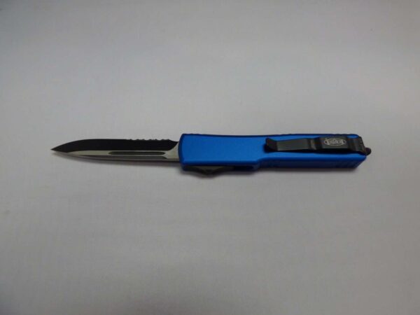 MICROTECH UTX70 SINGLE EDGE BLUE PARTIAL SERRATED BLACK BLADE/HARDWARE BLADE OUT CLIP SIDE