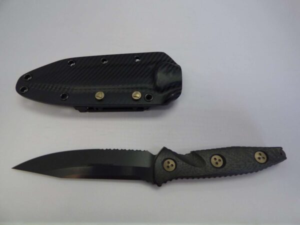 MICROTECH SOCOM ALPHA SINGLE EDGE SIGNATURE SERIES CARBON FIBER HANDLE DLC PARTIAL SERRATED SHEATH WITH FASTENERS BLADE EDGE UP