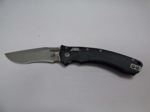 MICROTECH AMPHIBIAN RAM-LOK FLUTED G-10 BLACK APOCALYPTIC PARTIAL SERRATED EDGE DOWN