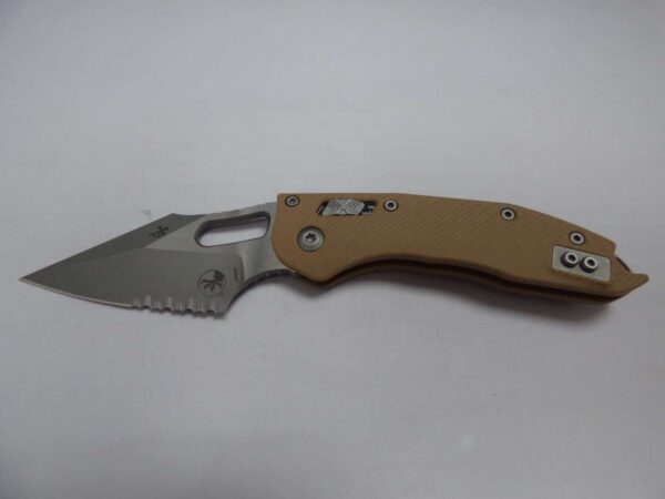MICROTECH STITCH RAM-LOK SINGLE EDGE FLUTED G-10 TAN APOCALYPTIC PARTIAL SERRATED LABEL