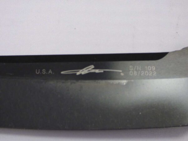 MICROTECH SOCOM ALPHA SINGLE EDGE SIGNATURE SERIES CARBON FIBER HANDLE DLC STANDARD SIGNATURE CLOSE UP