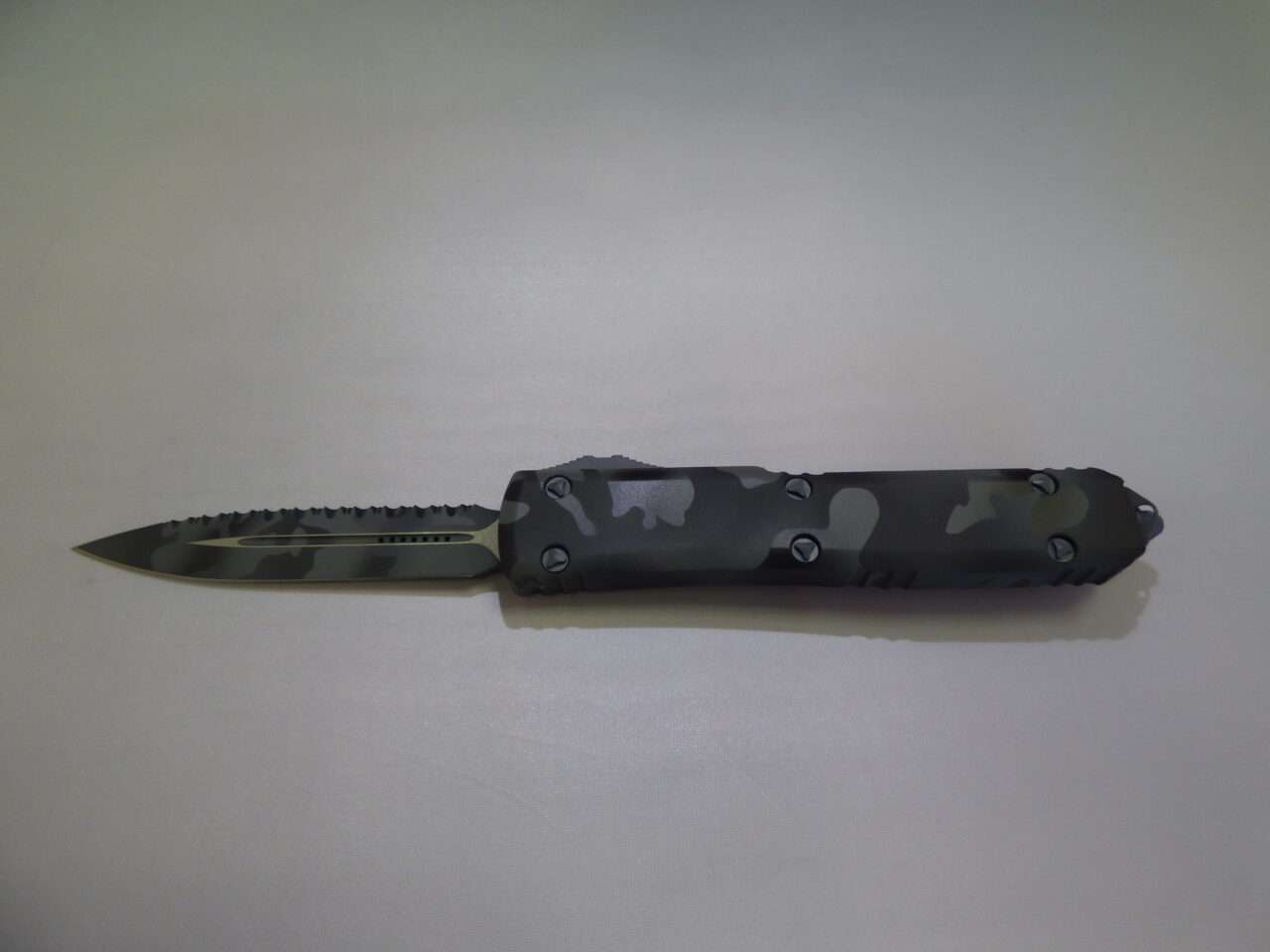 MICROTECH ULTRATECH DOUBLE EDGED SIGNATURE SERIES URBAN CAMO FULL SERRATED LABEL