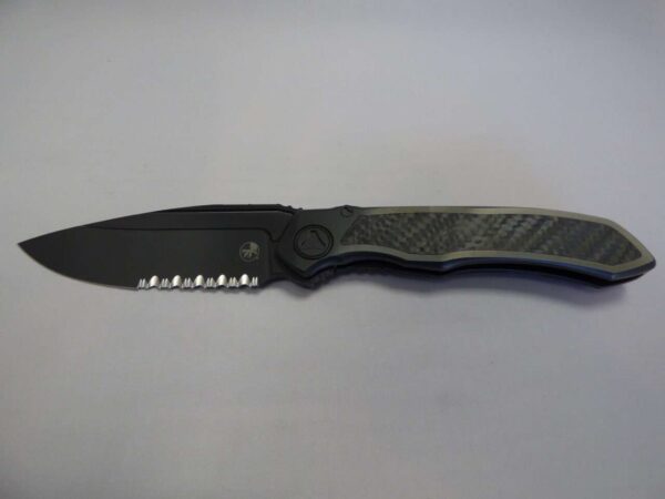 MICROTECH ANAX SINGLE EDGED DLC TITANIUM HANDLE DLC PARTIAL SERRATED DLC TITANIUM PIVOT COLLAR CARBON FIBER INLAY LABEL