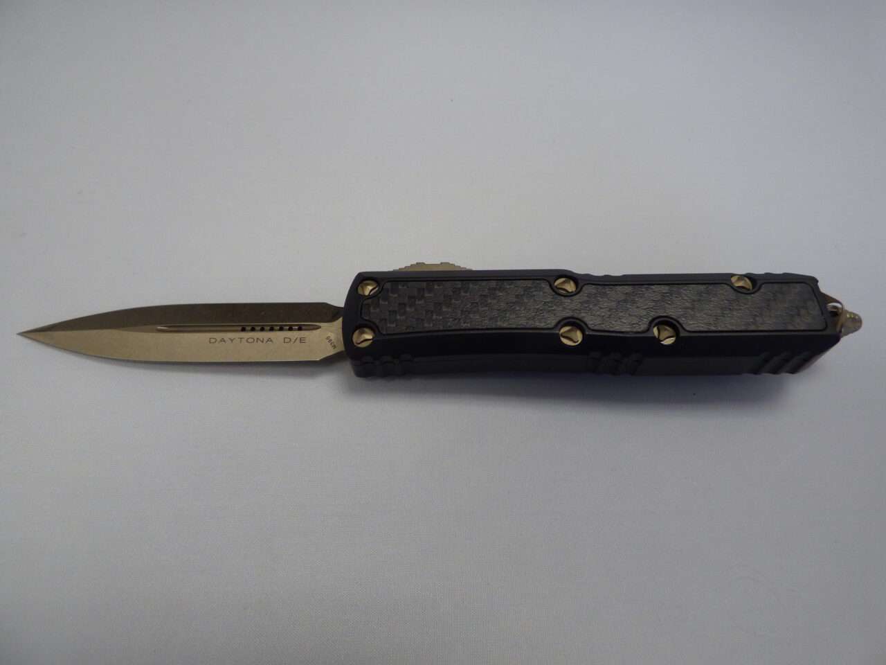 MICROTECH DAYTONA DOUBLE EDGE SIGNATURE SERIES BRONZED STANDARD CARBON FIBER INLAY LABEL